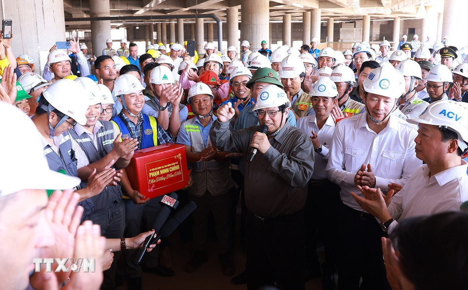 Thủ tướng Phạm Minh Chính chúc Tết và giao nhiệm vụ cho các đơn vị thi công sân bay Long Thành. (Ảnh: Dương Giang/TTXVN)