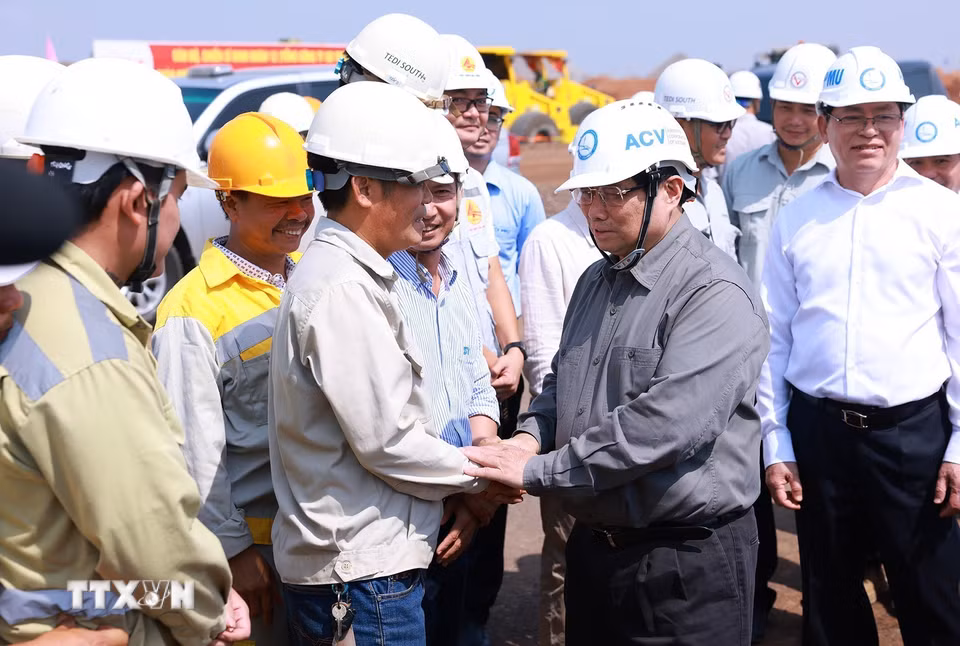 Thủ tướng Phạm Minh Chính chúc Tết kỹ sư, công nhân thi công sân bay Long Thành. (Ảnh: Dương Giang/TTXVN)