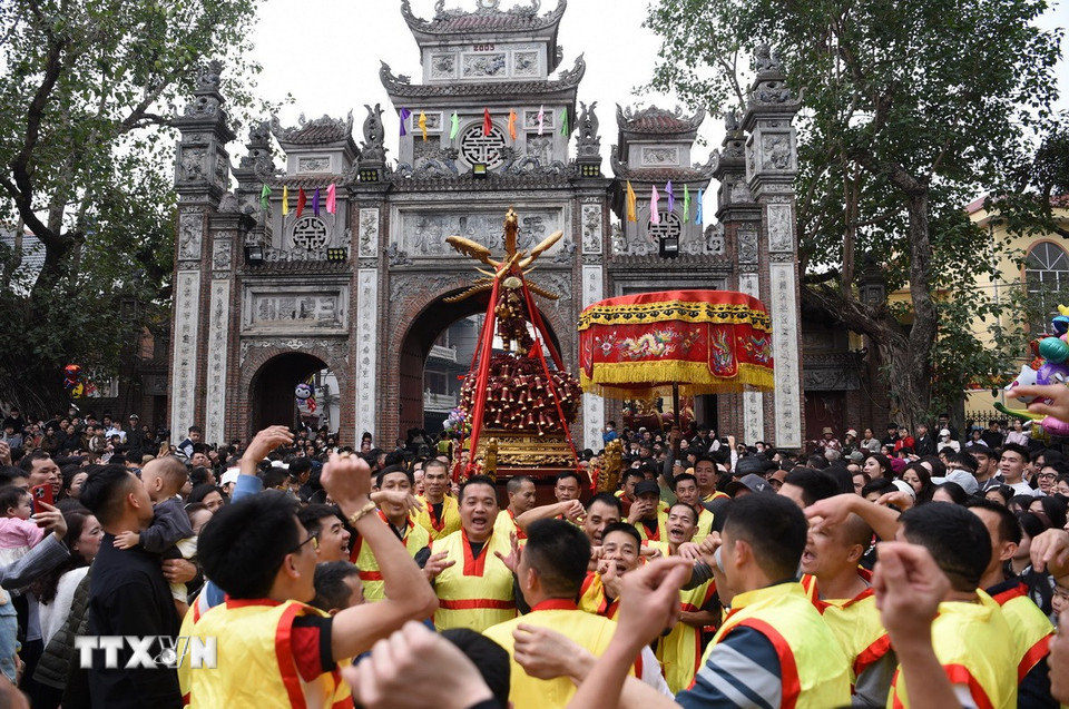 Quả pháo được rước từ nhà truyền thống ra đình làm lễ. (Ảnh: Thanh Thương/TTXVN)