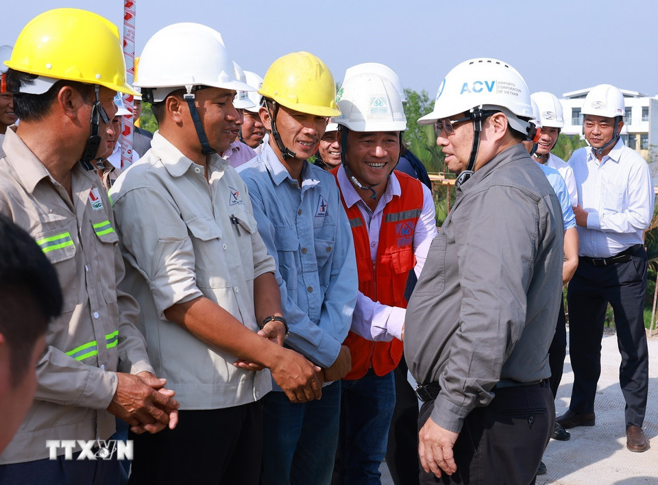 Thủ tướng Phạm Minh Chính chúc Tết công nhân thi công dự án đường Vành đai 3 Thành phố Hồ Chí Minh đoạn Tân Vạn-Nhơn Trạch. (Ảnh: Dương Giang/TTXVN)