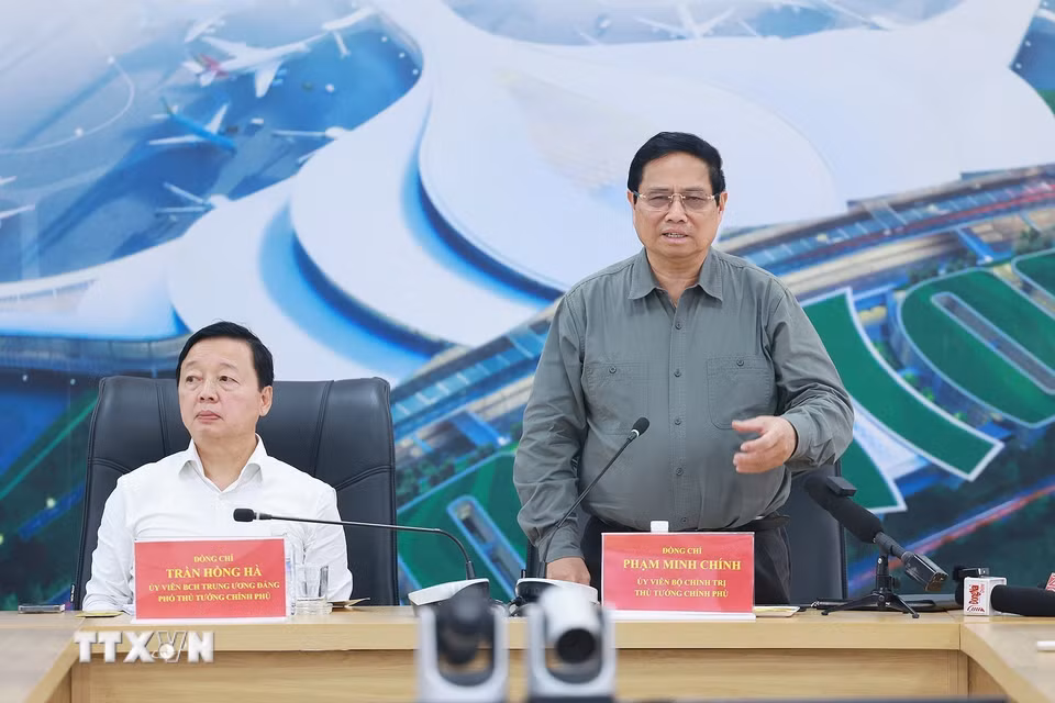 Thủ tướng Phạm Minh Chính làm việc với chủ đầu tư, nhà thầu và các đơn vị thi công dự án Cảng hàng không quốc tế Long Thành. (Ảnh: Dương Giang/TTXVN)
