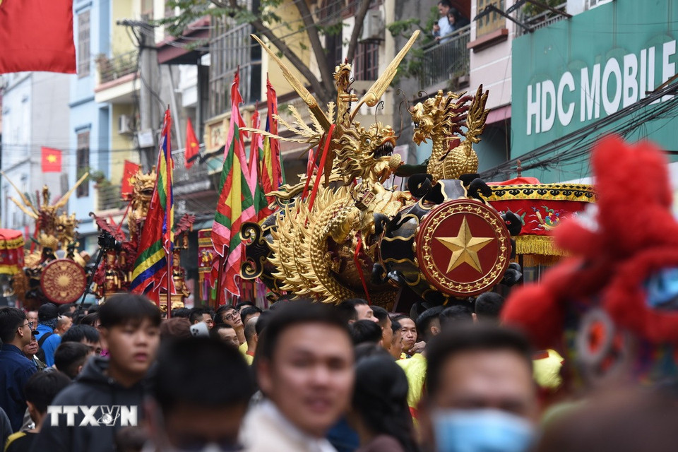 Quả pháo được rước từ nhà truyền thống ra đình làm lễ. (Ảnh: Thanh Thương/TTXVN)