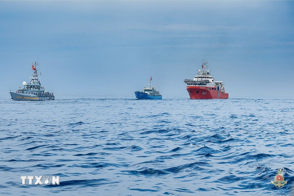 Tàu cứu hộ đa năng và các tàu phục vụ tham gia diễu binh trên biển. (Nguồn: Quân chủng Hải quân/TTXVN phát)