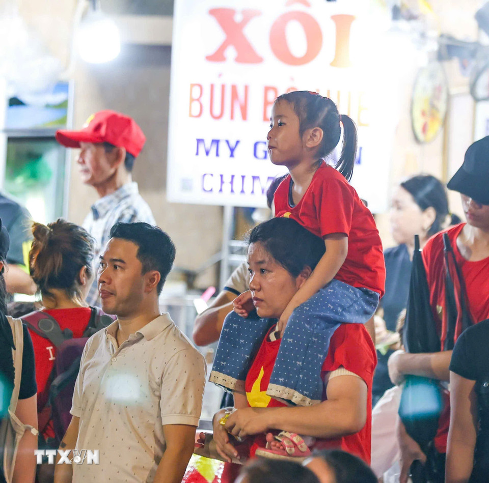 Người dân tập trung, chờ xem diễu bình, diễu hành sự kiện A80 tại khu vực Cửa Nam. (Ảnh: Thanh Tùng/TTXVN)