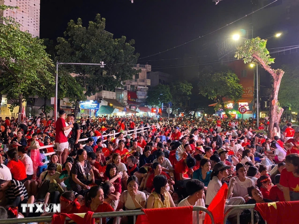 Khu vực Cửa Nam, người dân hòa trong sắc cờ đỏ, sao vàng cùng nhau chờ thời khắc Lễ diễu binh, diễu hành kỷ niệm 80 năm Quốc khánh. (Ảnh: Vũ Sinh/TTXVN)