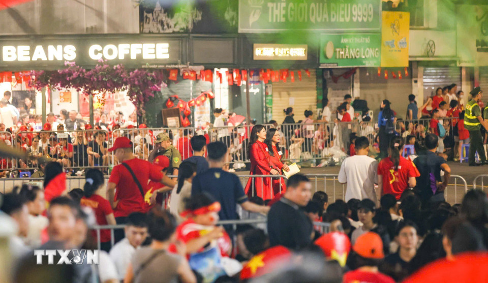 Người dân cùng nhau chờ thời khắc Lễ diễu binh, diễu hành kỷ niệm 80 năm Quốc khánh Cửa Nam. (Ảnh: Thanh Tùng/TTXVN)