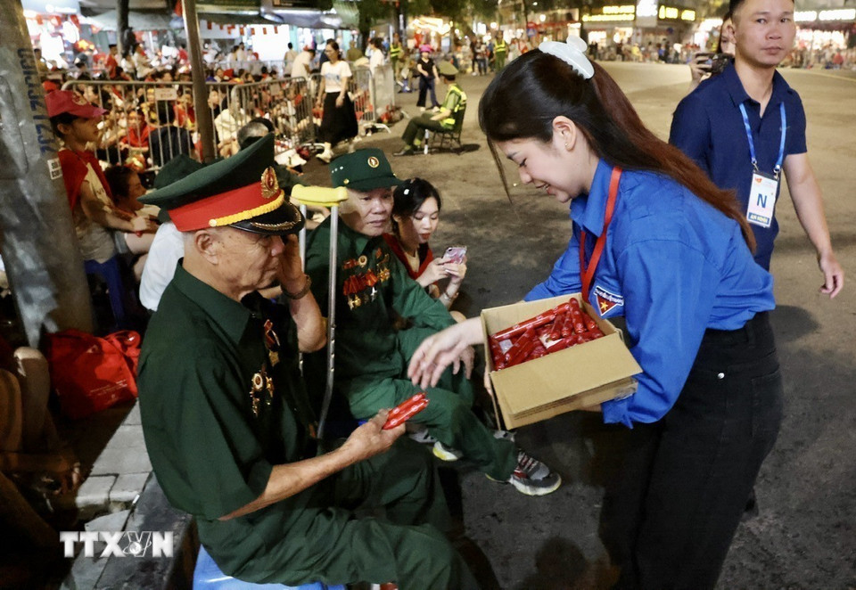 Lực lượng thanh niên tình nguyện hỗ trợ các cựu chiến binh chờ đón Lễ diễu binh, diễu hành kỷ niệm 80 năm Quốc khánh. (Ảnh: Vũ Sinh/TTXVN)