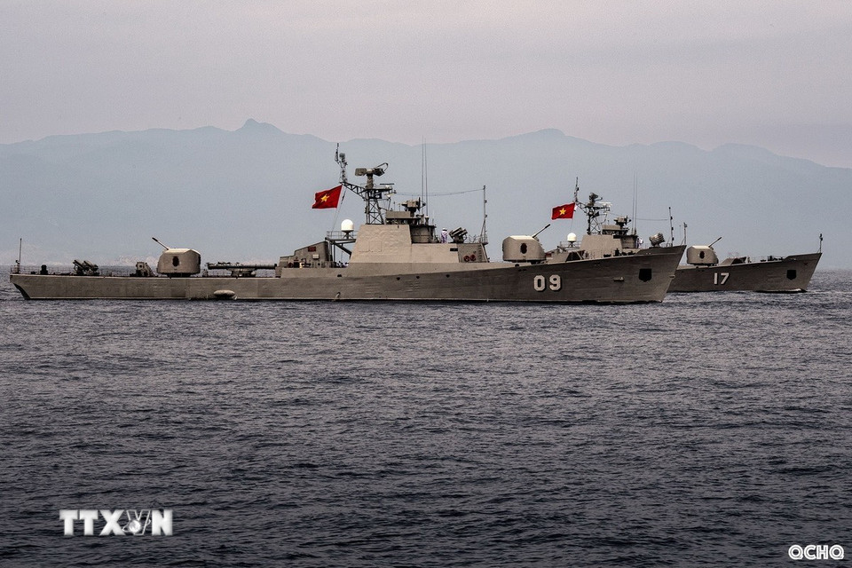 Biên đội tàu hộ vệ chống ngầm tham gia diễu binh. (Nguồn: Quân chủng Hải quân/TTXVN phát)