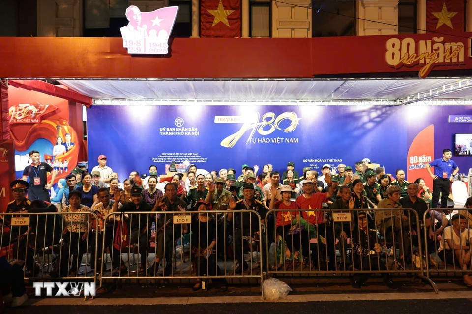 Khoảng 8.000 ghế ngồi ưu tiên dành cho cựu chiến binh xem diễu binh, diễu hành ngày 2/9. (Ảnh: Trần Việt/TTXVN)