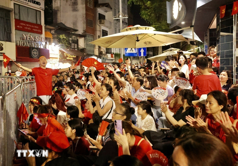 Không khí thiêng liêng và háo hức đang lan tỏa khắp nơi, tất cả cùng chung một nhịp đập, chờ đón Lễ diễu binh, diễu hành kỷ niệm 80 năm Quốc khánh - ngày hội của non sông, biểu tượng của một Việt Nam hòa bình, tự do và phát triển. (Ảnh: Vũ Sinh/TTXVN)