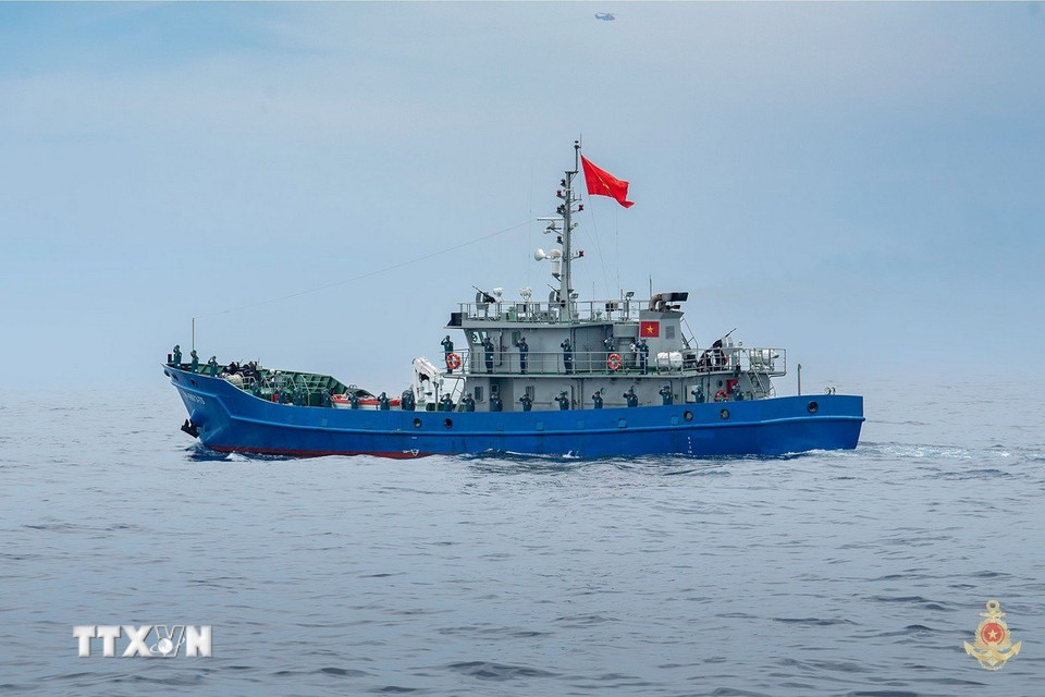 Biên đội tàu Hải đội dân quân thường trực tham gia diễu binh trên biển. (Nguồn: Quân chủng Hải quân/TTXVN phát)