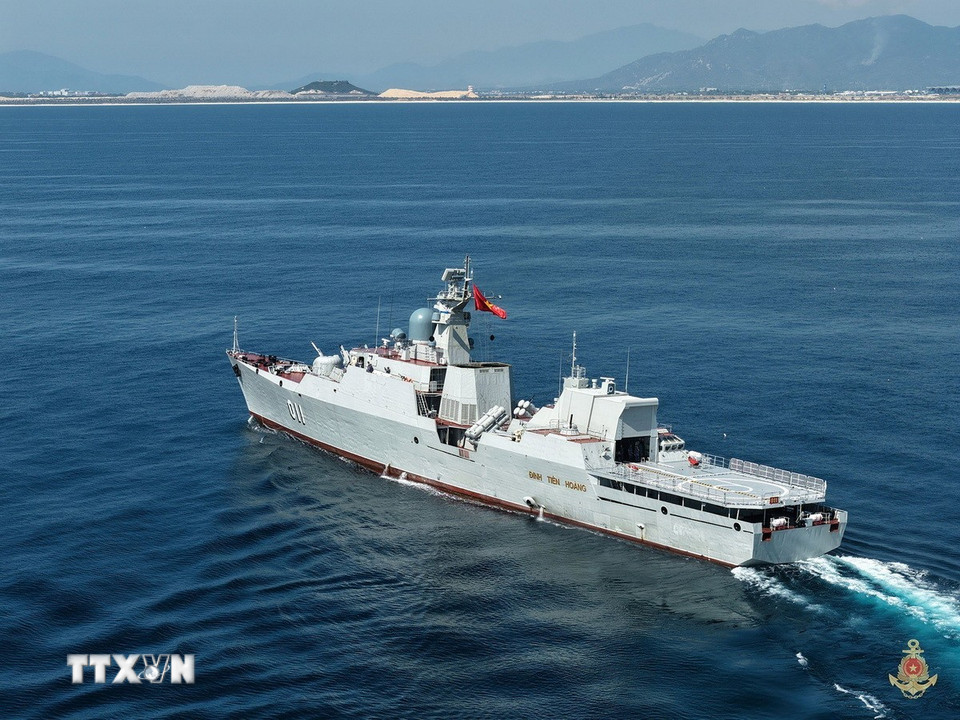 Tàu hộ vệ tên lửa Đinh Tiên Hoàng tham gia diễu binh trên biển. (Nguồn: Quân chủng Hải quân/TTXVN phát)