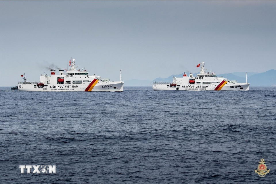 Biên đội tàu Kiểm ngư tham gia diễu binh trên biển. (Nguồn: Quân chủng Hải quân/TTXVN phát)