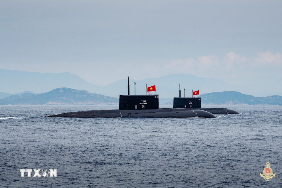 Biên đội tàu ngầm Kilo 636 tham gia diễu binh trên biển. (Nguồn: Quân chủng Hải quân/TTXVN phát)