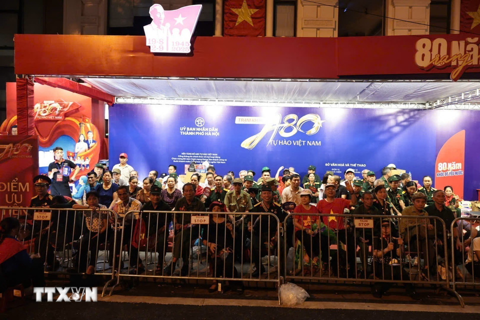 Khoảng 8.000 ghế ngồi ưu tiên dành cho cựu chiến binh xem diễu binh, diễu hành ngày 2/9. (Ảnh: Trần Việt/TTXVN)