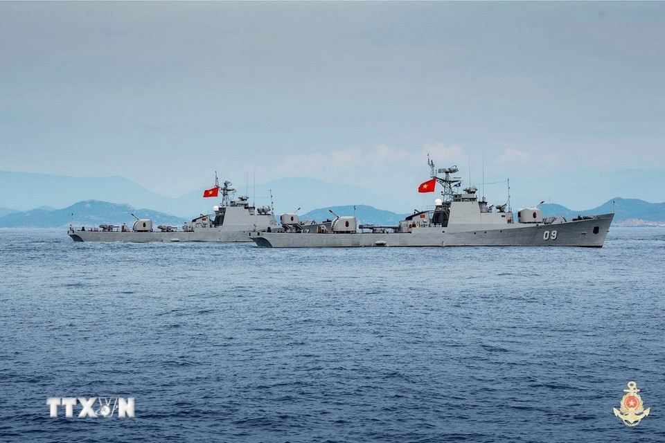 Biên đội tàu hộ vệ chống ngầm lớp 159 tham gia diễu binh trên biển. (Nguồn: Quân chủng Hải quân/TTXVN phát)