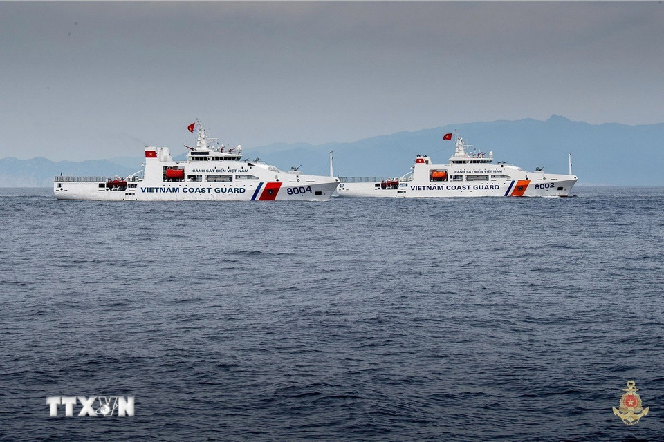 Biên đội tàu Cảnh sát biển tham gia diễu binh trên biển. (Nguồn: Quân chủng Hải quân/TTXVN phát)