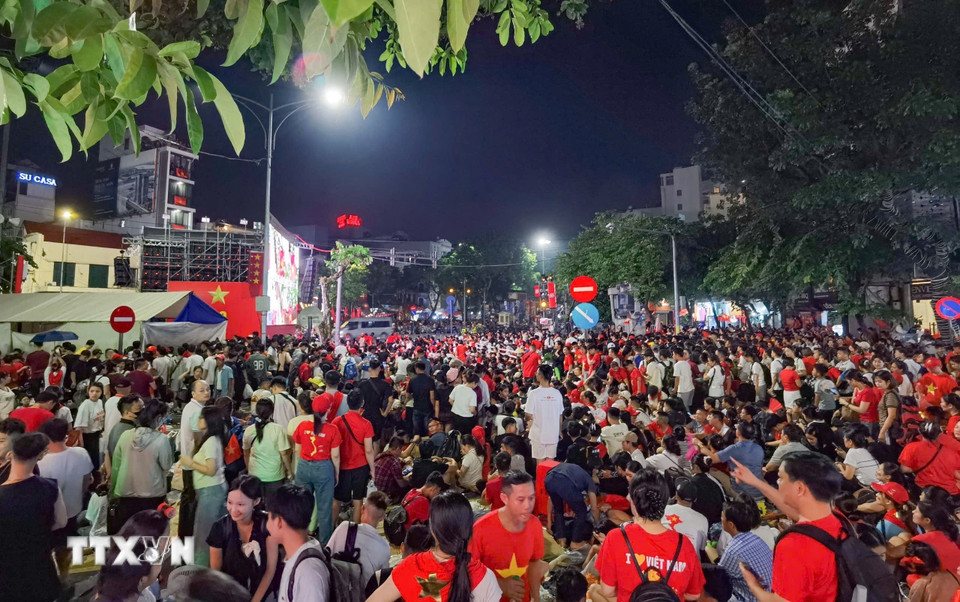 Khu vực Cửa Nam, người dân hòa trong sắc cờ đỏ, sao vàng cùng nhau chờ thời khắc Lễ diễu binh, diễu hành kỷ niệm 80 năm Quốc khánh. (Ảnh: Thanh Tùng/TTXVN)