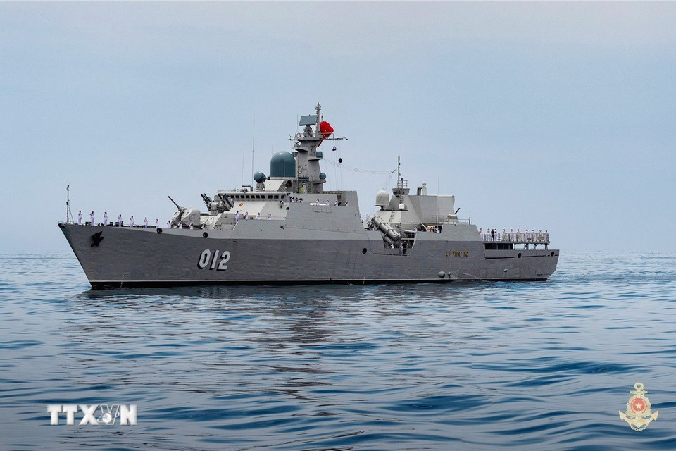 Tàu hộ vệ tên lửa Lý Thái Tổ tham gia diễu binh trên biển. (Nguồn: Quân chủng Hải quân/TTXVN phát)