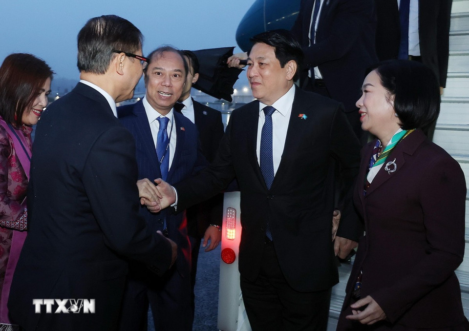 Các đại biểu đón Chủ tịch nước Lương Cường và Phu nhân tại sân bay Boeing Field Seattle, bang Washingon (Hoa Kỳ). (Ảnh: Lâm Khánh/TTXVN)