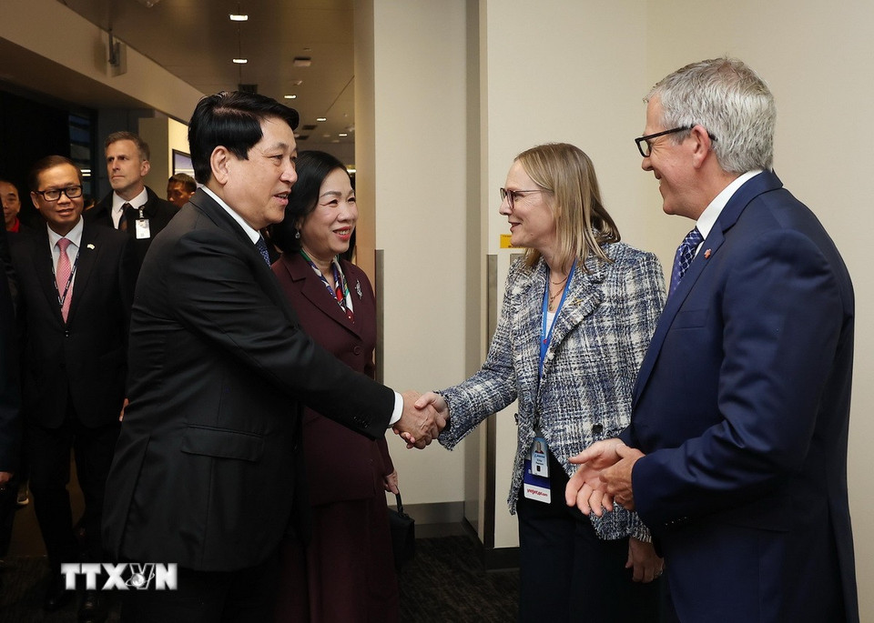 Chủ tịch nước Lương Cường và Phu nhân đến Trung tâm bàn giao máy bay của Boeing tại bang Washingon (Hoa Kỳ). (Ảnh: Lâm Khánh/TTXVN)