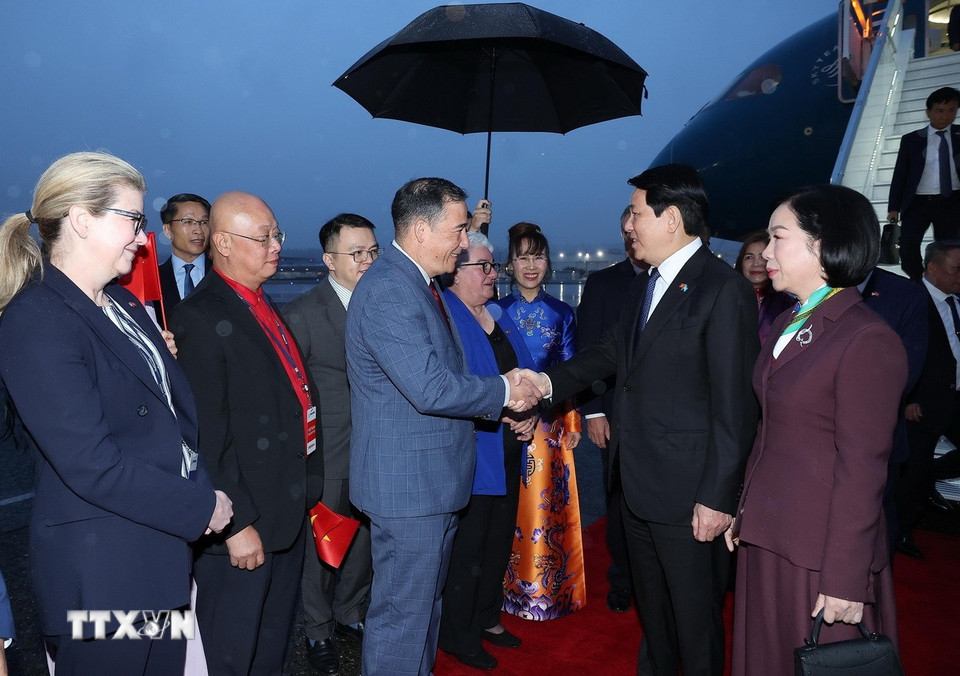 Các đại biểu đón Chủ tịch nước Lương Cường và Phu nhân tại sân bay Boeing Field Seattle, bang Washingon (Hoa Kỳ). (Ảnh: Lâm Khánh/TTXVN)