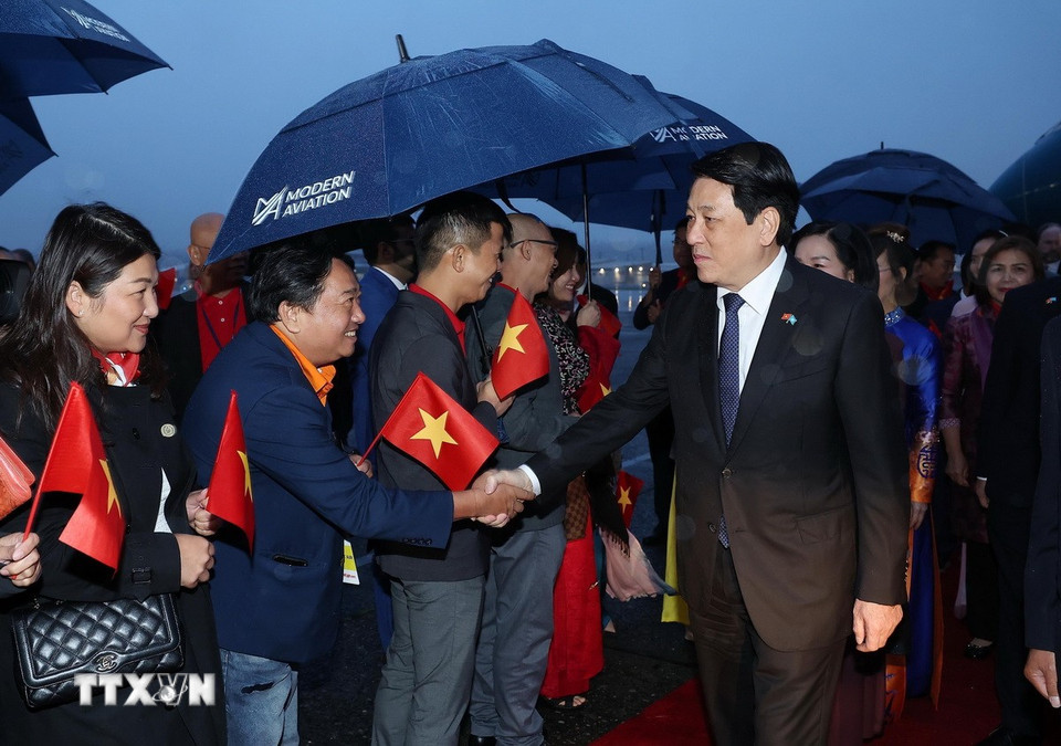 Các đại biểu đón Chủ tịch nước Lương Cường và Phu nhân tại sân bay Boeing Field Seattle, bang Washingon (Hoa Kỳ). (Ảnh: Lâm Khánh/TTXVN)
