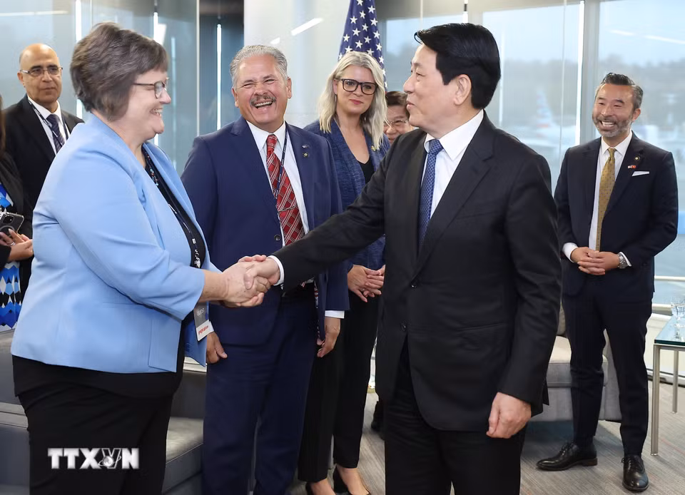 Chủ tịch nước Lương Cường với các đại biểu Quốc hội bang Oregon (Hoa Kỳ). (Ảnh: Lâm Khánh/TTXVN)