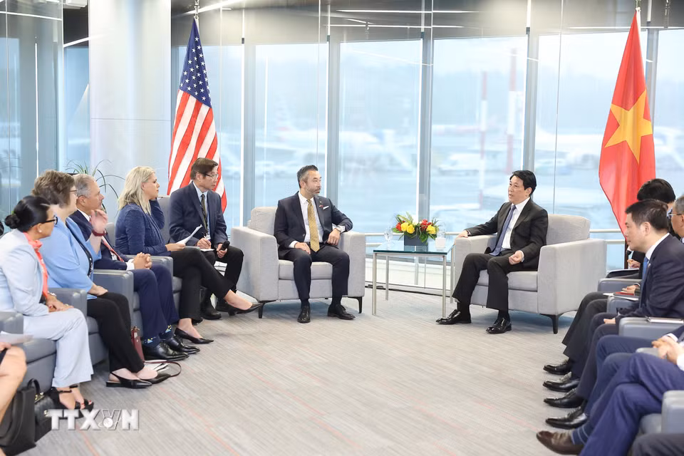 Chủ tịch nước Lương Cường tiếp Đoàn Quốc hội bang Oregon (Hoa Kỳ) do Hạ nghị sỹ Daniel Lộc Nguyễn làm Trưởng đoàn. (Ảnh: Lâm Khánh/TTXVN)