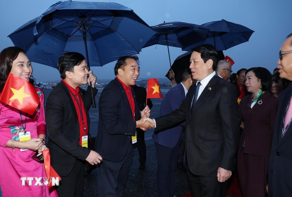 Các đại biểu đón Chủ tịch nước Lương Cường và Phu nhân tại sân bay Boeing Field Seattle, bang Washingon (Hoa Kỳ). (Ảnh: Lâm Khánh/TTXVN)