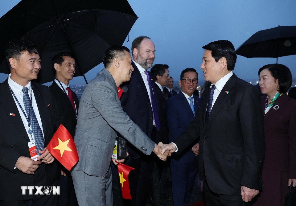 Các đại biểu đón Chủ tịch nước Lương Cường và Phu nhân tại sân bay Boeing Field Seattle, bang Washingon (Hoa Kỳ). (Ảnh: Lâm Khánh/TTXVN)