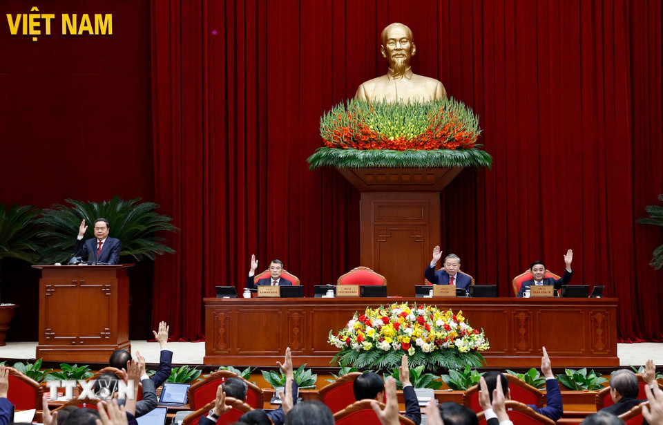 Tổng Bí thư Tô Lâm và các đại biểu thông qua chương trình Hội nghị lần thứ hai Ban Chấp hành Trung ương Đảng khóa XIV. (Ảnh: Thống Nhất/TTXVN)