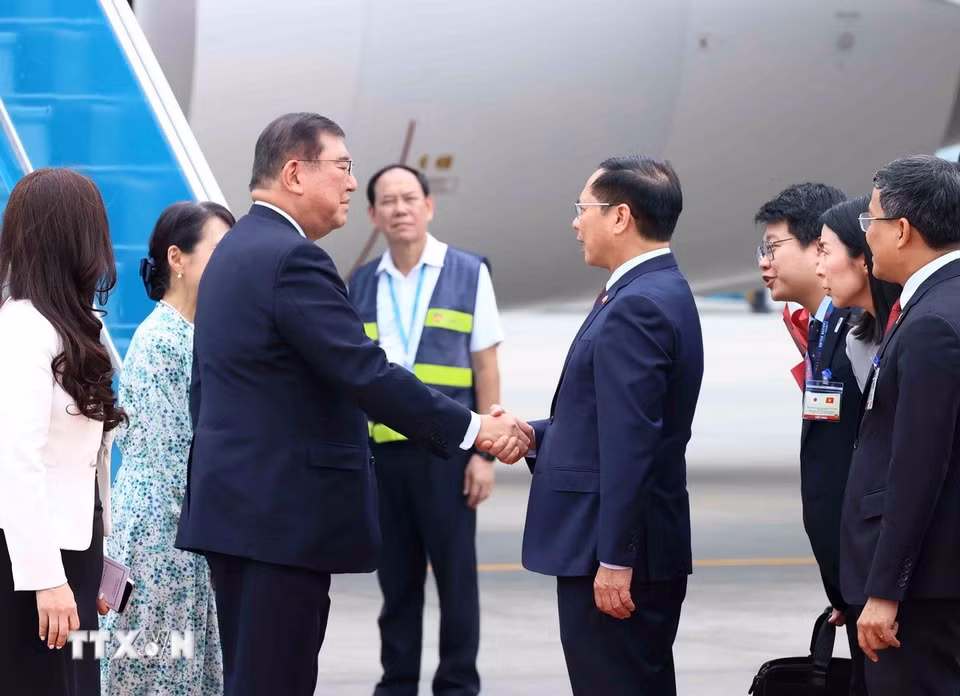 Phó Thủ tướng, Bộ trưởng Ngoại giao Bùi Thanh Sơn đón Thủ tướng Nhật Bản Ishiba Shigeru và Phu nhân tại Sân bay quốc tế Nội Bài. (Ảnh: An Đăng/TTXVN)