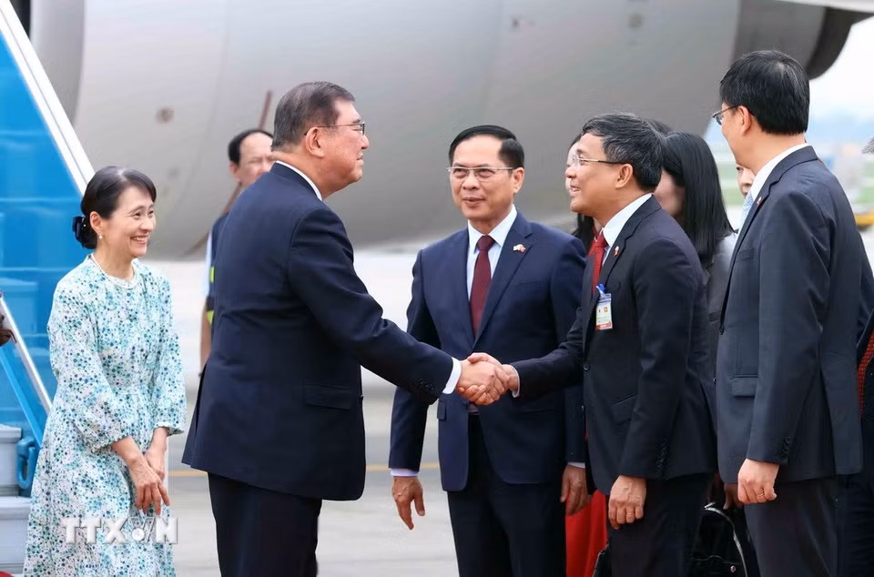 Thủ tướng Nhật Bản Ishiba Shigeru và Phu nhân đến Hà Nội, bắt đầu chuyến thăm chính thức Việt Nam. (Ảnh: An Đăng/TTXVN)