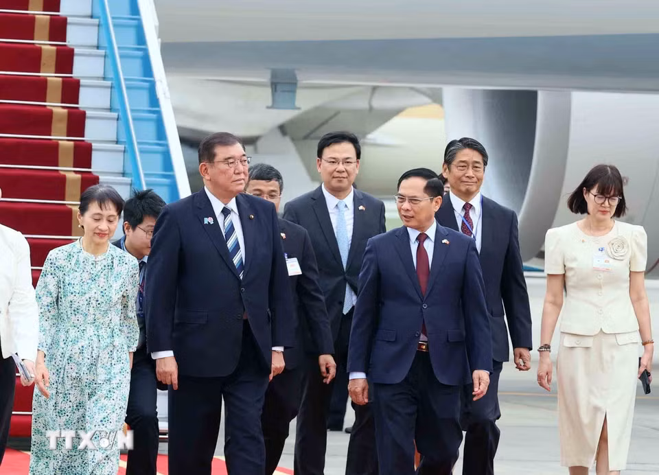 Phó Thủ tướng, Bộ trưởng Ngoại giao Bùi Thanh Sơn đón Thủ tướng Nhật Bản Ishiba Shigeru và Phu nhân tại Sân bay quốc tế Nội Bài. (Ảnh: An Đăng/TTXVN)