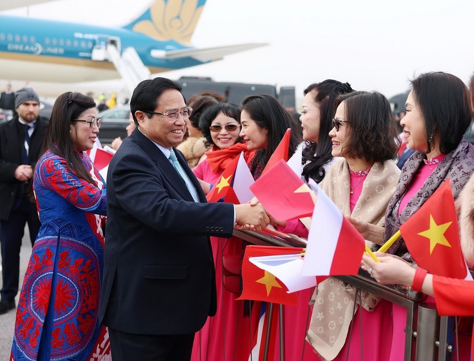 Đại diện cộng đồng người Việt Nam tại Cộng hoà Séc đón Thủ tướng Phạm Minh Chính và Phu nhân ở sân bay quốc tế Václav Havel, thủ đô Prague. (Ảnh: Dương Giang/TTXVN)