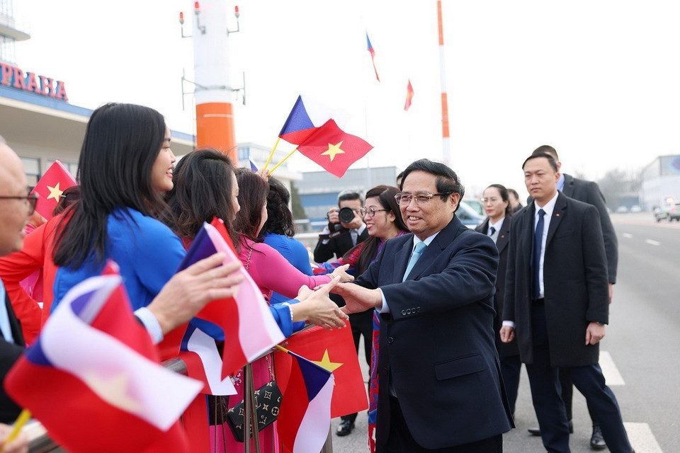 Đại diện cộng đồng người Việt Nam tại Cộng hoà Séc đón Thủ tướng Phạm Minh Chính và Phu nhân ở sân bay quốc tế Václav Havel, thủ đô Prague. (Ảnh: Dương Giang/TTXVN)