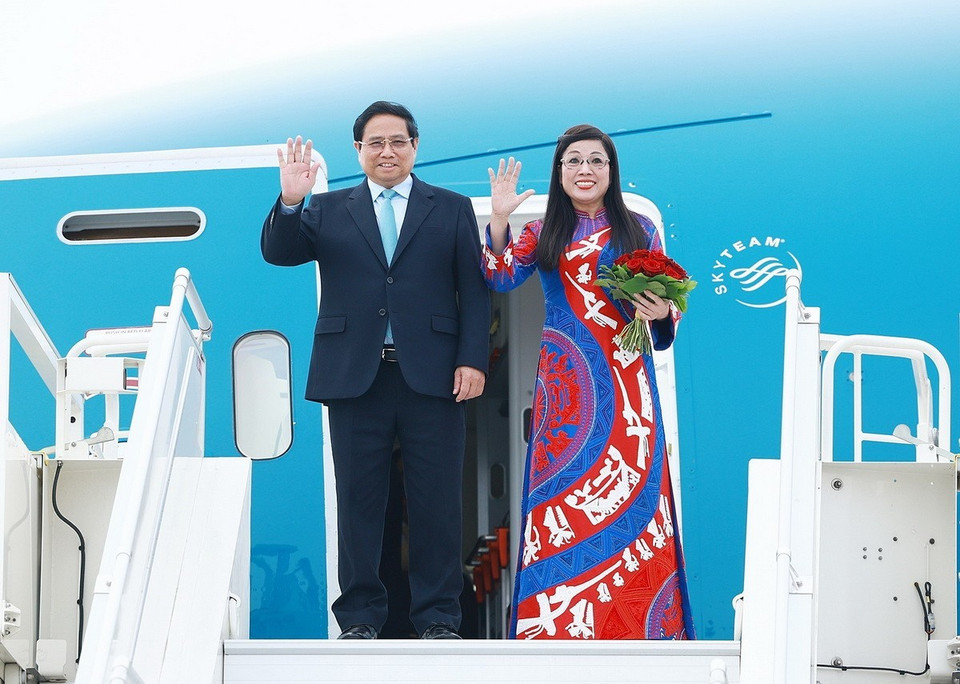 Thủ tướng Phạm Minh Chính và Phu nhân đến sân bay quốc tế Václav Havel, thủ đô Prague. (Ảnh: Dương Giang/TTXVN)