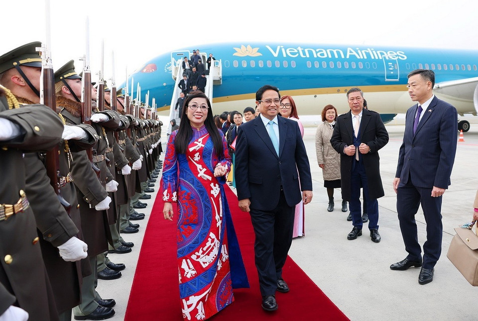 Lễ đón Thủ tướng Phạm Minh Chính và Phu nhân tại sân bay quốc tế Václav Havel, thủ đô Prague. (Ảnh: Dương Giang/TTXVN)