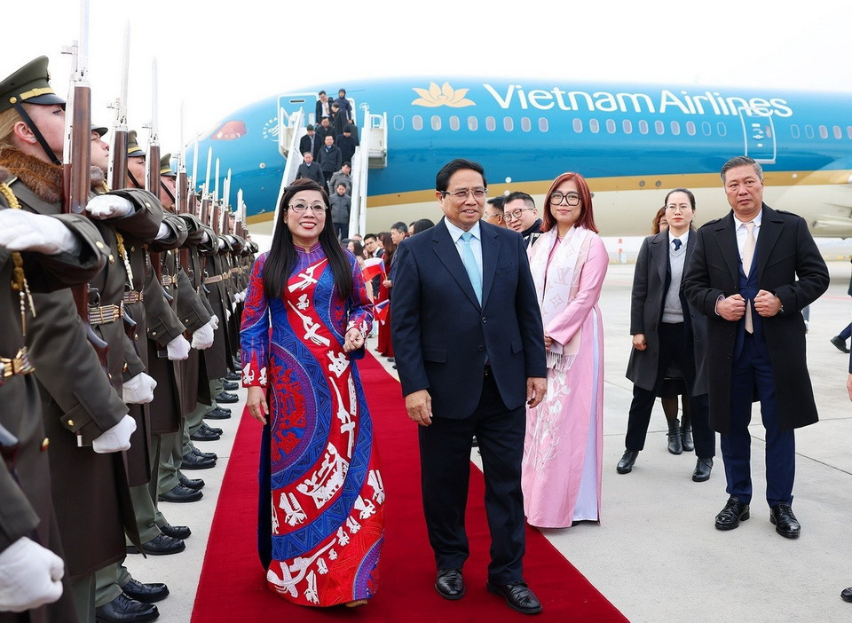 Lễ đón Thủ tướng Phạm Minh Chính và Phu nhân tại sân bay quốc tế Václav Havel, thủ đô Prague. (Ảnh: Dương Giang/TTXVN)