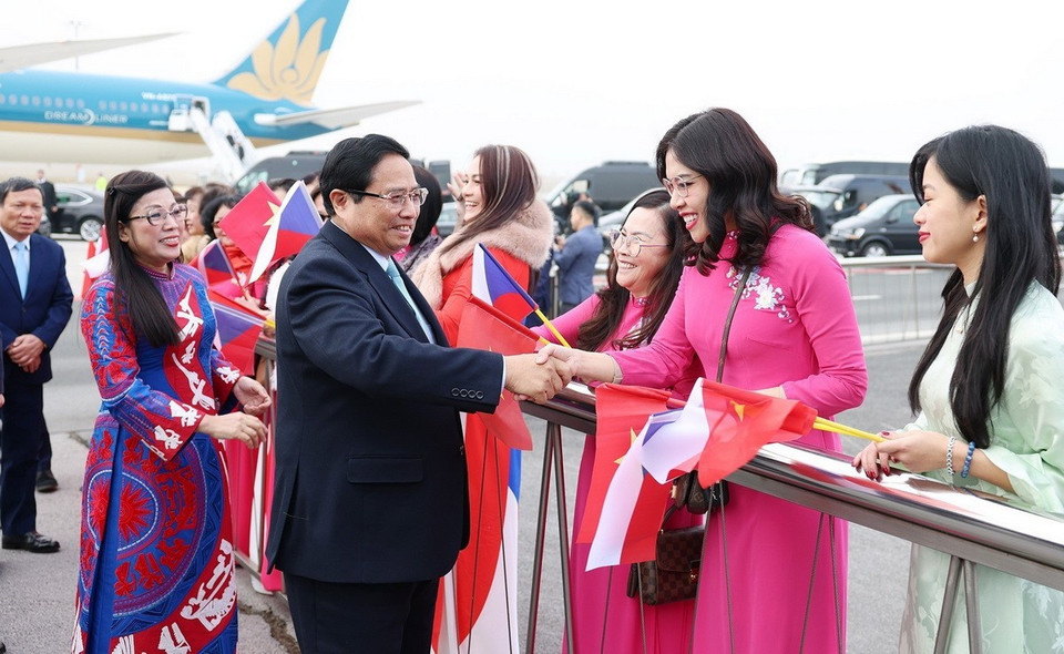 Đại diện cộng đồng người Việt Nam tại Cộng hoà Séc đón Thủ tướng Phạm Minh Chính và Phu nhân ở sân bay quốc tế Václav Havel, thủ đô Prague. (Ảnh: Dương Giang/TTXVN)