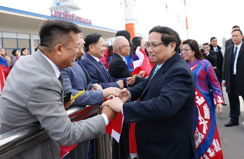 Đại diện cộng đồng người Việt Nam tại Cộng hòa Séc đón Thủ tướng Phạm Minh Chính và Phu nhân ở sân bay quốc tế Václav Havel, thủ đô Prague. (Ảnh: Dương Giang/TTXVN)