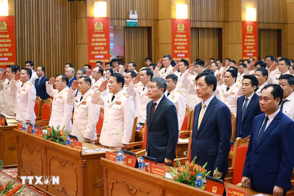 Thủ tướng Lê Minh Hưng và các đại biểu dự Lễ kỷ niệm 80 năm Ngày truyền thống lực lượng Cảnh sát Quản lý hành chính về trật tự xã hội. (Ảnh: Dương Giang/TTXVN)