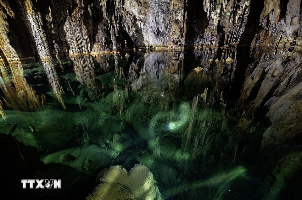 Hồ nước xanh ngọc bích trong Động Nam Sơn không bao giờ cạn là một trong những bí ẩn chưa được khám phá. (Ảnh: Trọng Đạt/TTXVN)