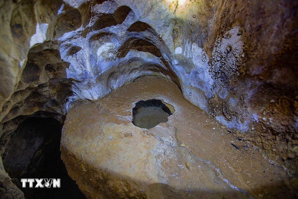 "Giếng nước tiên" trong động Nam Sơn là một miệng lỗ nhỏ rất nhiều nước trên một khối đá và không bao giờ cạn. (Ảnh: Trọng Đạt/TTXVN)