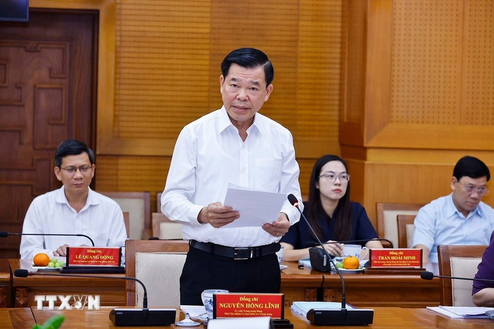 Ông Nguyễn Hồng Lĩnh, Uỷ viên Trung ương Đảng, Phó Chủ nhiệm Ủy ban Kiểm tra Trung ương, Phó Trưởng đoàn kiểm tra số 11 công bố Quyết định thành lập Đoàn Kiểm tra, giám sát của Bộ Chính trị. (Ảnh: Doãn Tấn/TTXVN)