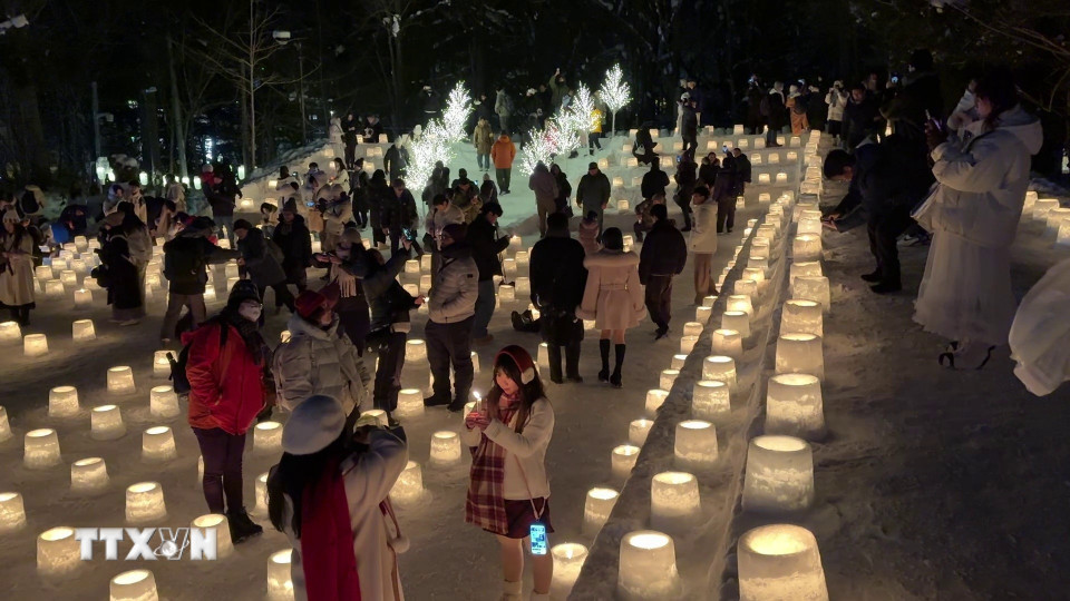 Du khách thắp sáng hàng nghìn ngọn nến tuyết tại đền Jozankei. (Ảnh: Xuân Giao/TTXVN)