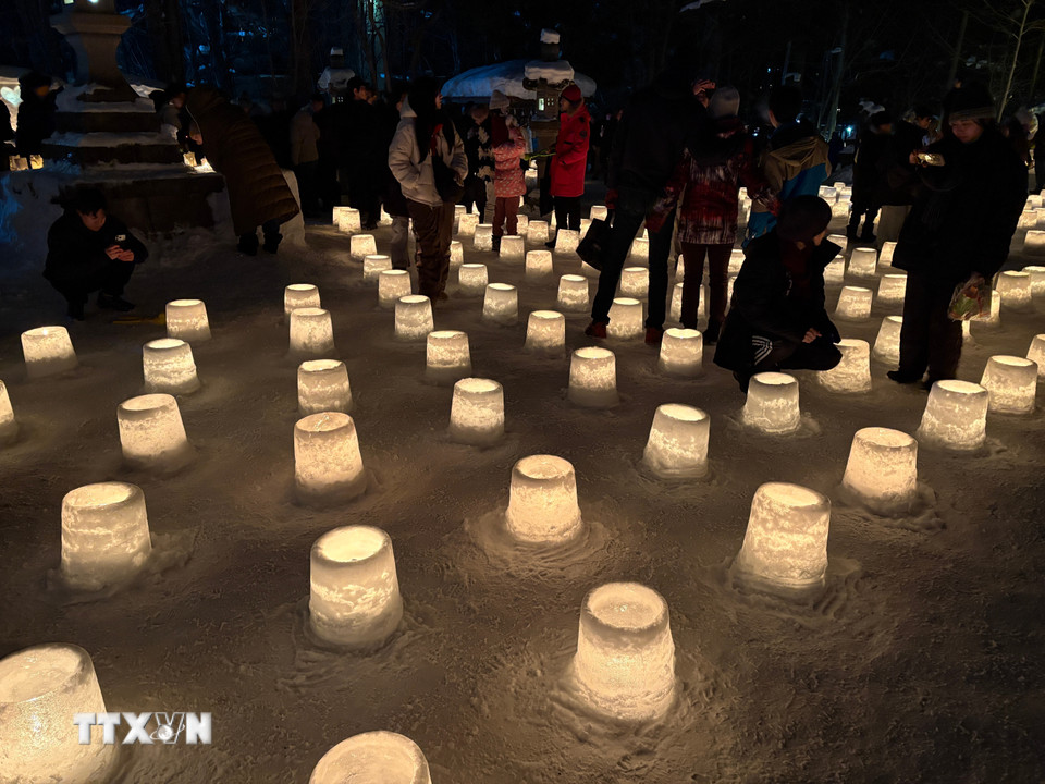 “Tuyết đăng” được tạo nên từ những khối tuyết nhỏ hình trụ, có gắn nến bên trong. (Ảnh: Xuân Giao/TTXVN)