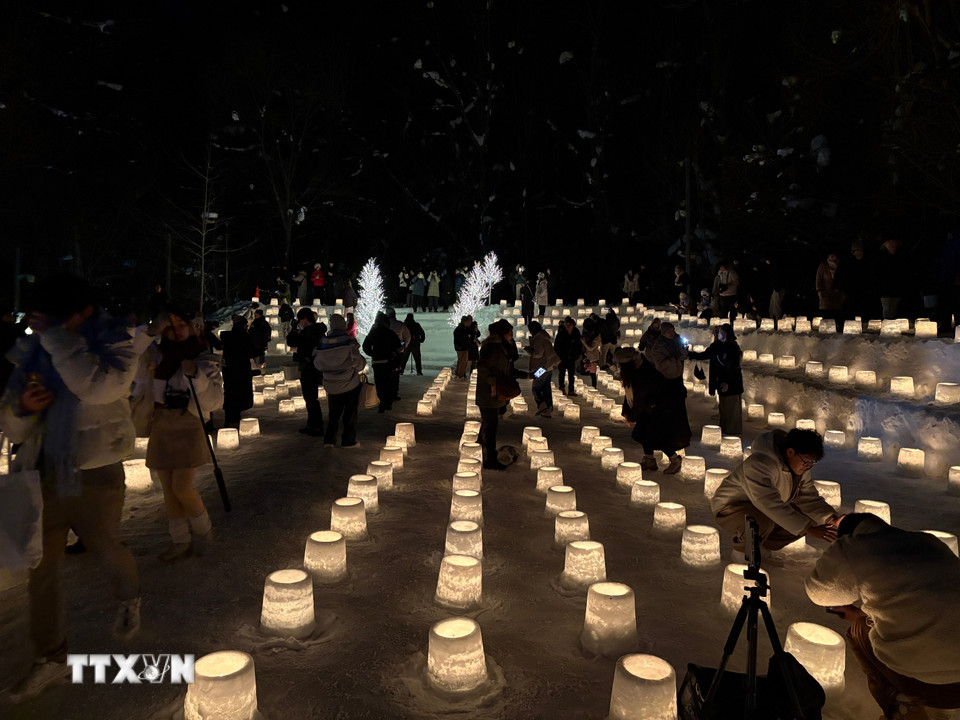 Người dân địa phương và du khách cùng thắp nến tuyết, tạo bầu không khí ấm cúng giữa giá lạnh ở Hokkaido. (Ảnh: Xuân Giao/TTXVN)
