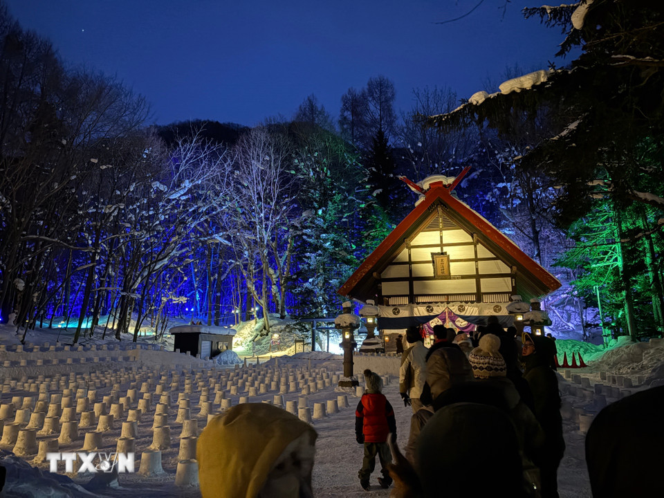 Du khách chờ khai mạc sự kiện ở khuôn viên đền Jozankei. (Ảnh: Xuân Giao/TTXVN)